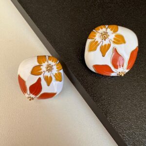 Brinco Flor Resina Lisa Dourado Laranja / Semijoia / MF Joias - Imagem 3
